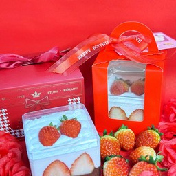 Cake box size M strawberry shortcake ใส่กล่องแดง