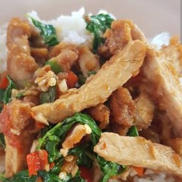 กระเพราหมูทอดราดข้าว...จุกๆ