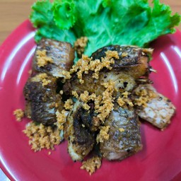 ปลากะพงชิ้นทอดกระเทียม