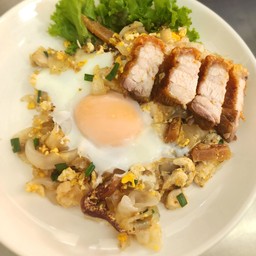 ก๋วยเตี๋ยวคั่วไก่หมูกรอบไข่ลาวา