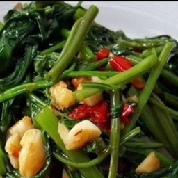 ผัดผักบุ้งไฟแดง (กับข้าว)