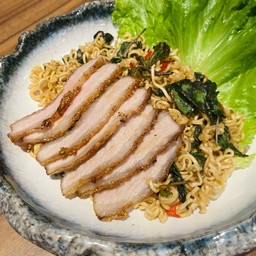 มาม่าผัดกระเพราคอหมูย่าง