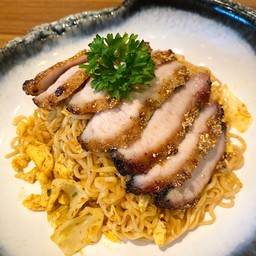 มาม่าผัดคอหมูย่าง