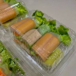 สลัดโรลไส้กรอกหมูยอ น้ำซีฟู้ดสลัด