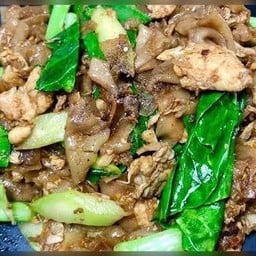 เส้นใหญ่ผัดซีอิ๊วหมู