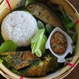 ข้าวน้ำพริกกะปิปลาทูแกะไข่ชะอม