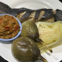 ปลาดุกนึ่งพร้อมน้ำพริกปลาร้า