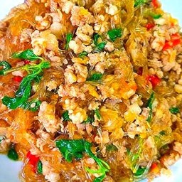 กะเพราหมูสับวุ้นเส้น   กับข้าว