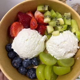 กรีดโยเกิตย์2ลูก ท็อปปิ้ง สตอเบอรี่ บลูเบอรี่ กีวี่ องุ่นไซมัสคัส