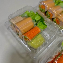 สลัดโรลรวมปูอัดไส้กรอกหมูยอ น้ำซีฟู๊ดสลัด