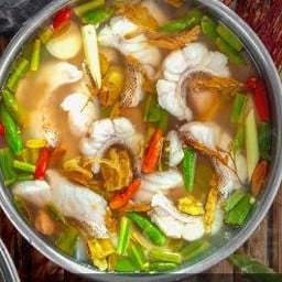 ปลาเก๋าต้มยำใบมะขามอ่อน