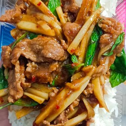 ข้าวพริกแกงเนื้อหน่อไม้สด