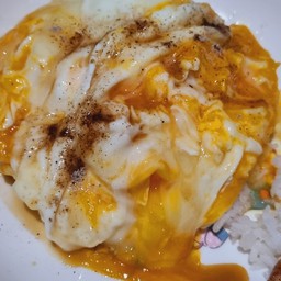 ข้าวไข่ขยี้ซอสแม๊กกี้ พริกไทย