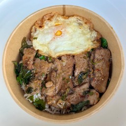 ข้าวหน้ากะเพราสันคอหมูคุโรบูตะ