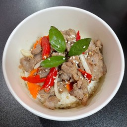 หมูชิ้นกะเพราผัดซอสญี่ปุ่น
