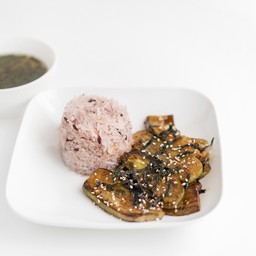 ข้าวหน้ามะเขือย่างซอสเทอริยากิ grilled eggplant teriyaki sauce with rice