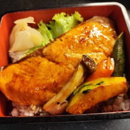 ข้าวหน้าแซลมอนย่างซีอิ้ว