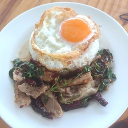 ข้าวราดกระเพราเนื้อตุ๋นไข่ดาว