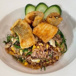 ข้าวผัดกะปิชะอม ปลาสลิด / อกไก่