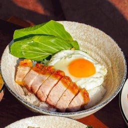 ข้าวหมูกรอบไข่ดาว