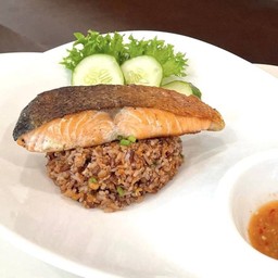 ข้าวผัดมะพร้าวคั่ว แซลมอนย่าง