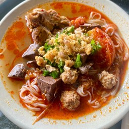 ขนมจีนน้ำเงี้ยวหมูพิเศษ
