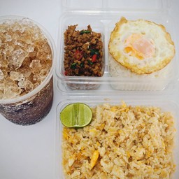 ชุดข้าวผัดไข่+กระเพราหมูสับ+ไข่ดาว+เอสแก้วโอ่ง 32 ออน