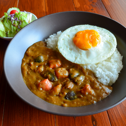 Ta ข้าวแกงกะหรี่ (หมู) + ไข่ดาว