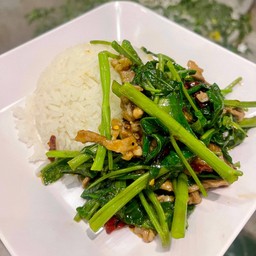 ข้าวราดผัดผักบุ้ง