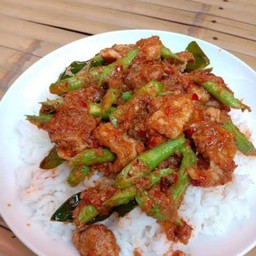 ผัดพริกแกงหมูชิ้นราดข้าว