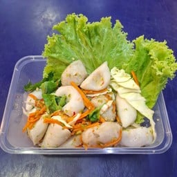 ยำลูกชิ้นปลาเยาวราช