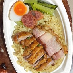 บะหมี่แห้งเป็ดย่าง  หมูกรอบย่างเตาถ่าน