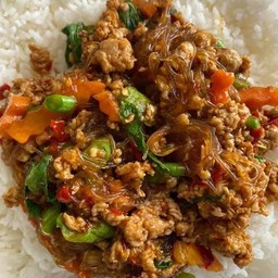 ข้าวราดกระเพราวุ้นเส้นหมูสับ