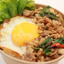 ข้าวกะเพราไก่ ไข่ดาว