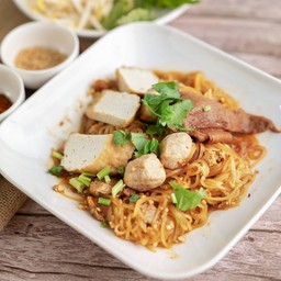 ก๋วยเตี๋ยวคลุก thai style noodles mixed with sauce