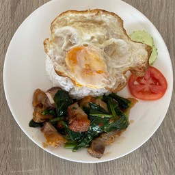 คะน้าหมูกรอบ