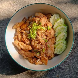 ข้าวไก่กระเทียมพริกไทย