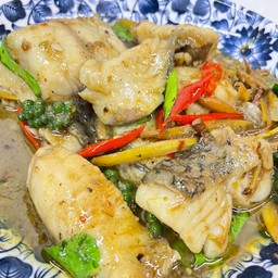 ปลากระพงผัดฉ่าแสนตุ้ง
