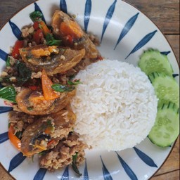 กะเพราหมูสับไข่เยี่ยวม้า