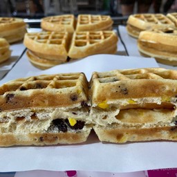 วาฟเฟิลข้าวโพด ลูกเกด