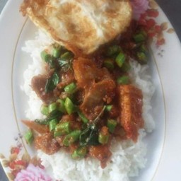 ข้าวราดผัดพริกแกง