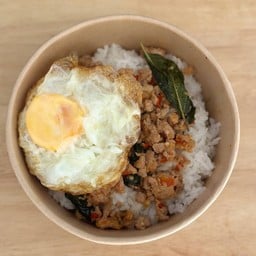 [อร่อยซ่ากับโค้ก] ผัดกะเพราไข่ดาว +  โค้ก ไม่มีน้ำตาล (ขวด) 