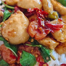 ข้าวกะเพราลูกชิ้น+ แหนม