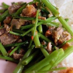 ผัดผักบุ้งหมูชิ้นราดข้าว