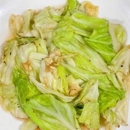 กะหลำ่ปลีผัดน้ำปลาราดข้าว