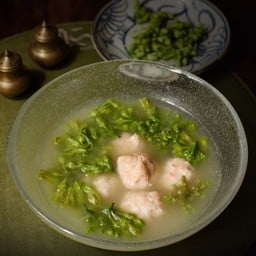 แกงจืดดอกขจรลูกชิ้นกุ้งราชฑูต