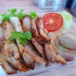 ข้าวหน้าคอหมูย่างจิ้มแจ่ว