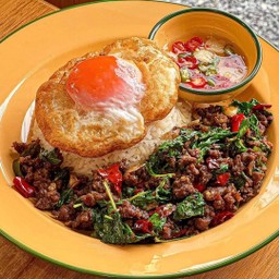 กระเพราเนื้อสับ ราดข้าว