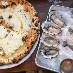 OYSTER PIZZA & SAINT MARCELLIN
牡蠣披薩