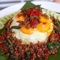 กระเพราไก่ ราดข้าว